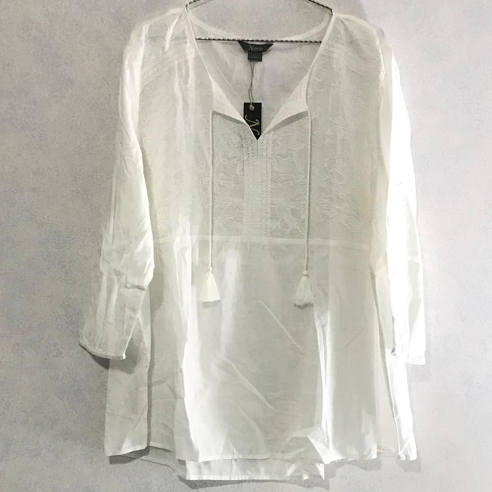 Embroidered white floral top NWT 😍